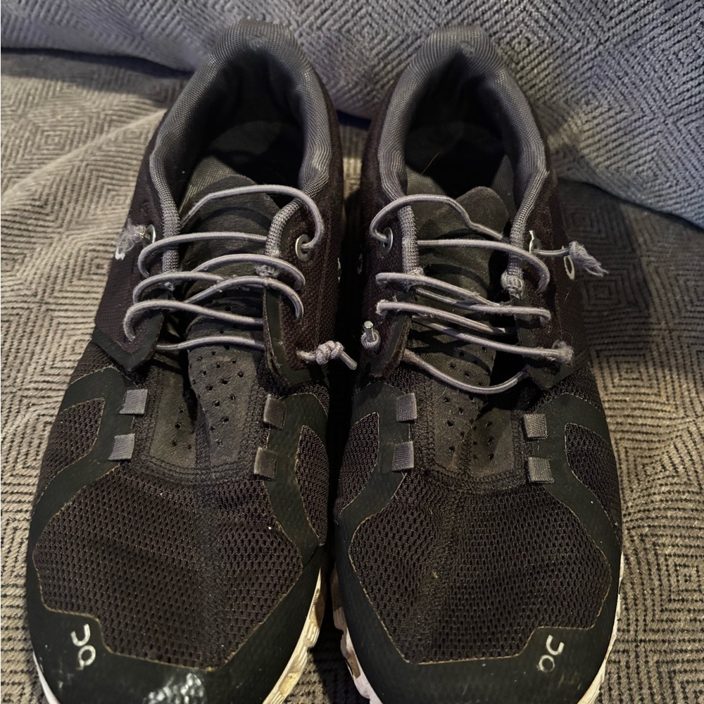 On cloud 6 running shoes Women’s size 8.5‎ A00512